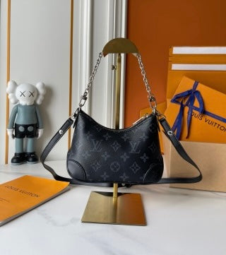 Lulu SIZE: 38 x 33