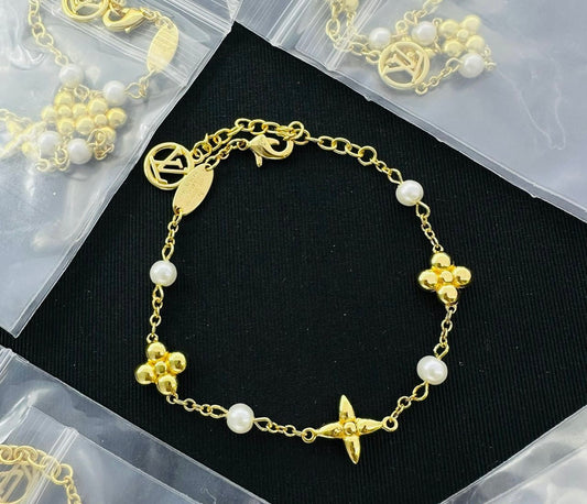 Luxe Pearl Clover Gold Bracelet