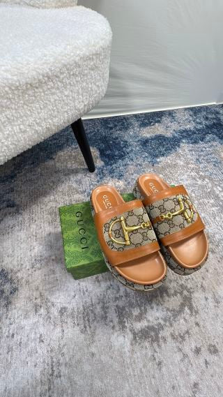 GU PLATFORM SANDALS